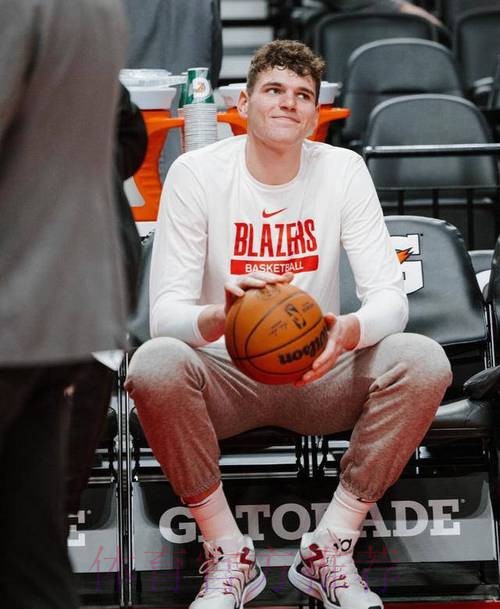 克林根抢下前场篮板 背转身上篮打进